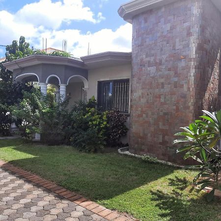 Cardamon Villa: Beachside Retreat with Pool Flic en Flac Exterior photo