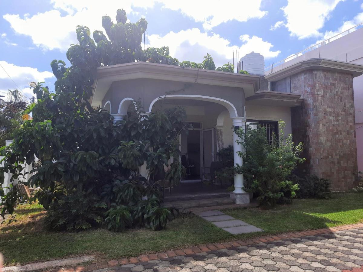 Cardamon Villa: Beachside Retreat with Pool Flic en Flac Exterior photo