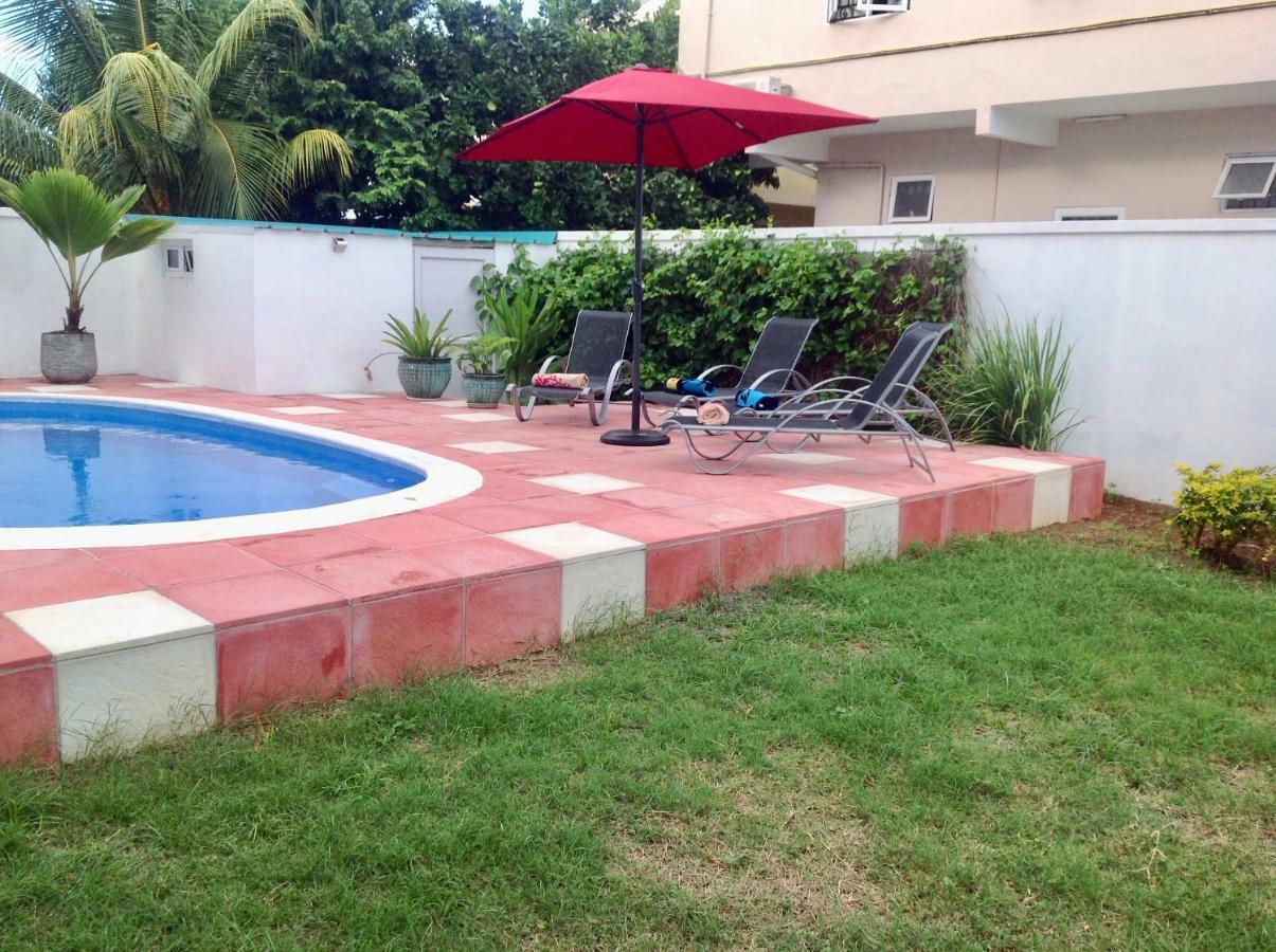 Cardamon Villa: Beachside Retreat with Pool Flic en Flac Exterior photo
