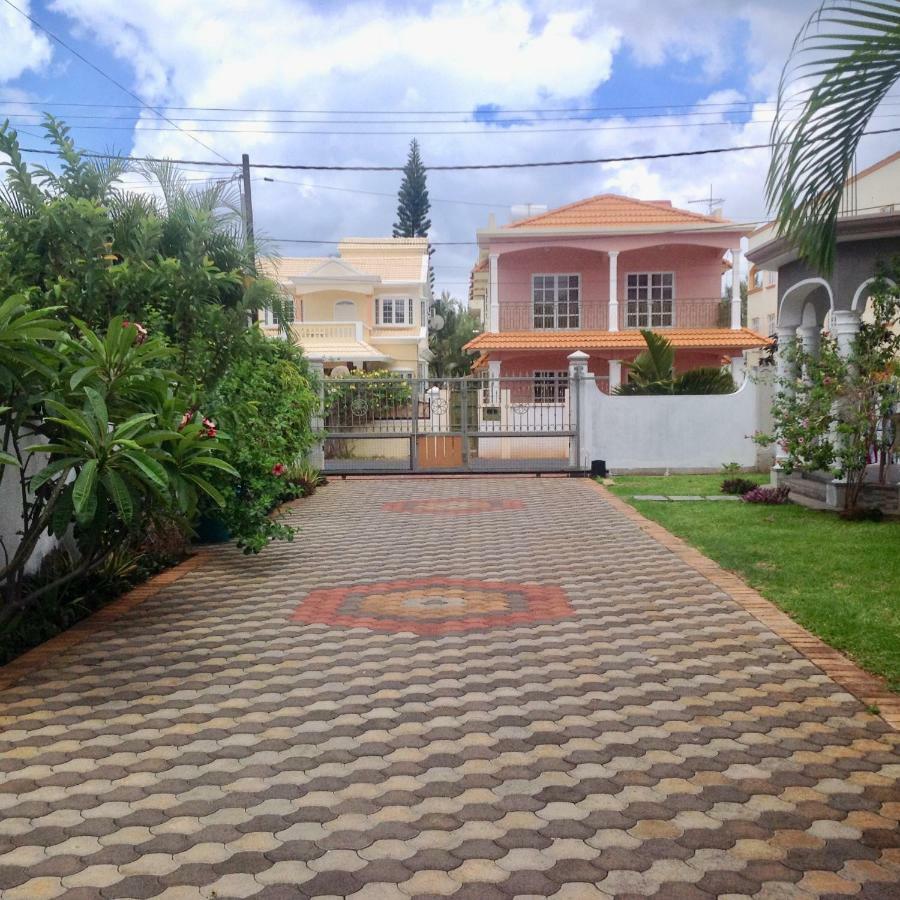 Cardamon Villa: Beachside Retreat with Pool Flic en Flac Exterior photo