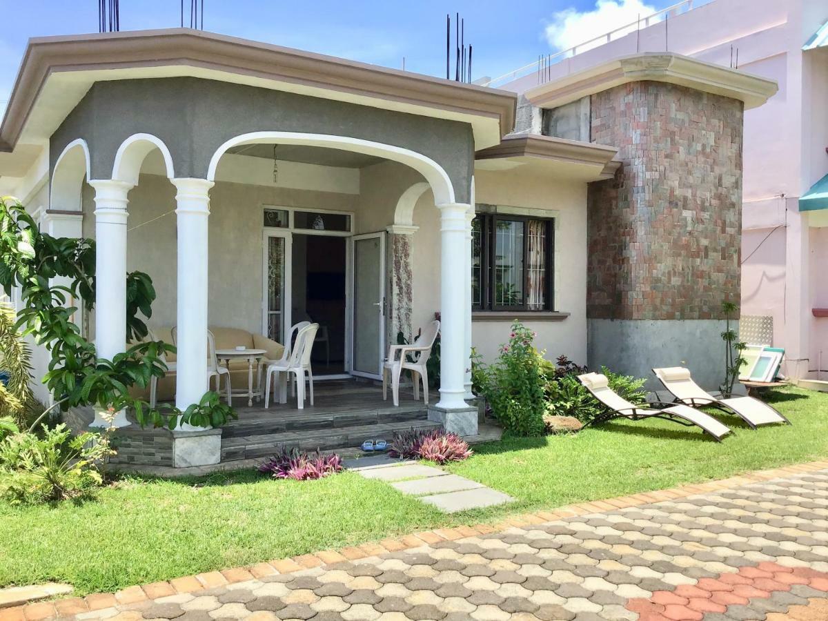 Cardamon Villa: Beachside Retreat with Pool Flic en Flac Exterior photo